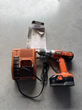 Ridgid 18V 3/8 Cordless Drill Model R84001 W/Charger WORKS